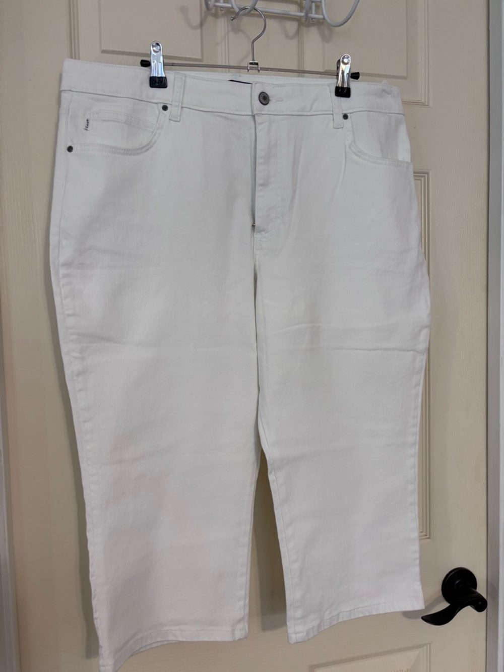 NWT Women’s White Straight-Leg Capri Jeans